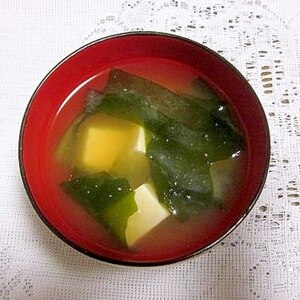 絹ごし豆腐とわかめの冷やし味噌汁